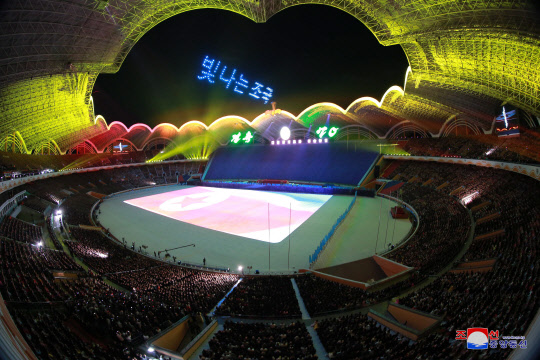 北 드론으로 수놓은 '빛나는 조국'북한이 지난 9일 정권수립 70주년(9·9절)을 맞아 평양 5월1일 경기장에서 집단체조 '빛나는 조국' 개막 공연이 열렸다고 조선중앙통신이 10일 보도했다. 사진은 노동신문에 실린 공연 장면 중 일부로, 경기장 상공에 드론을 띄워 '빛나는 조국'이라는 글자를 표현했다.  연합뉴스